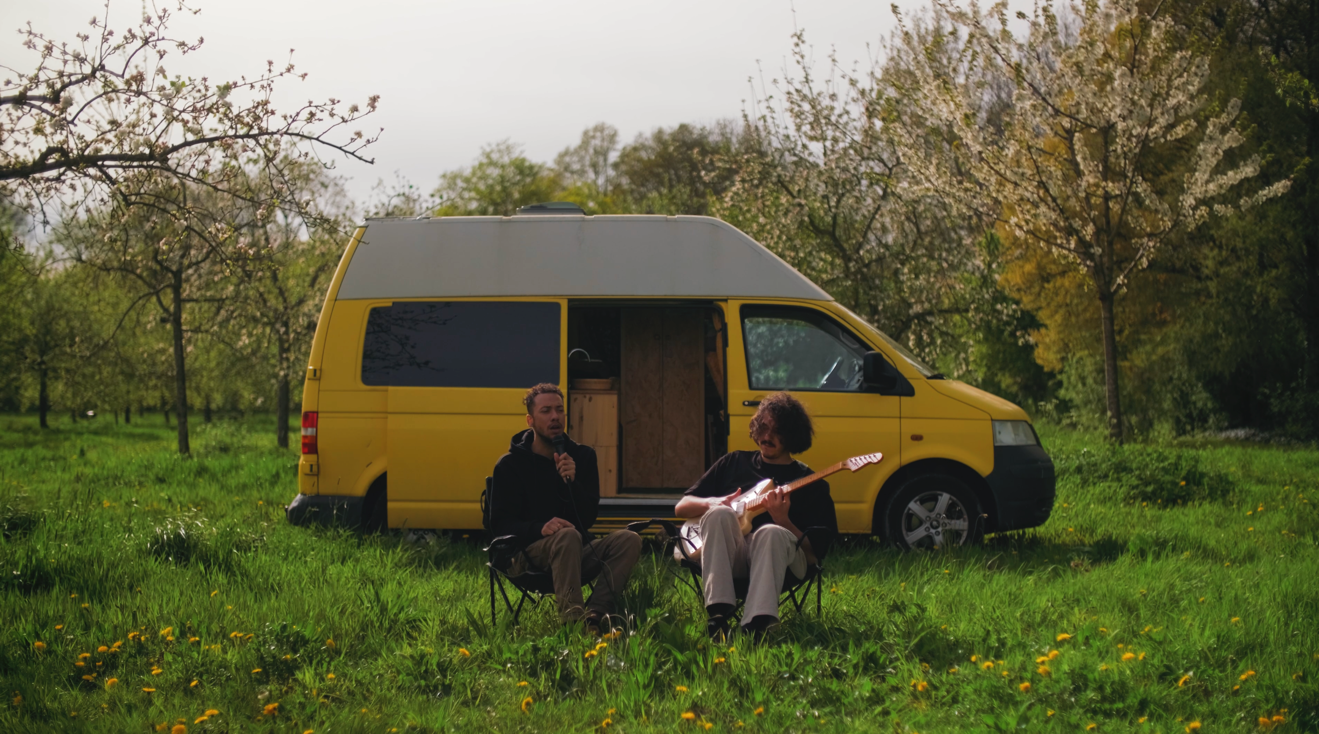 Songs From My Yellow Campervan - Van Sessions With Thierry Ganz - Fragments (Music Video)